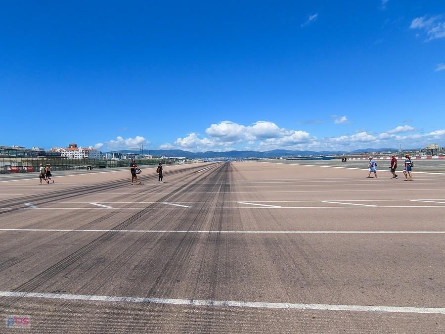 Gibraltar - spacer przez pas startowy
