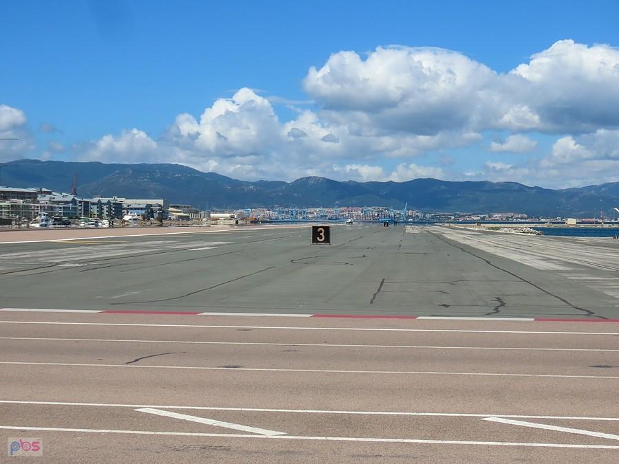Gibraltar - 300 metrów i kończy się pas startowy