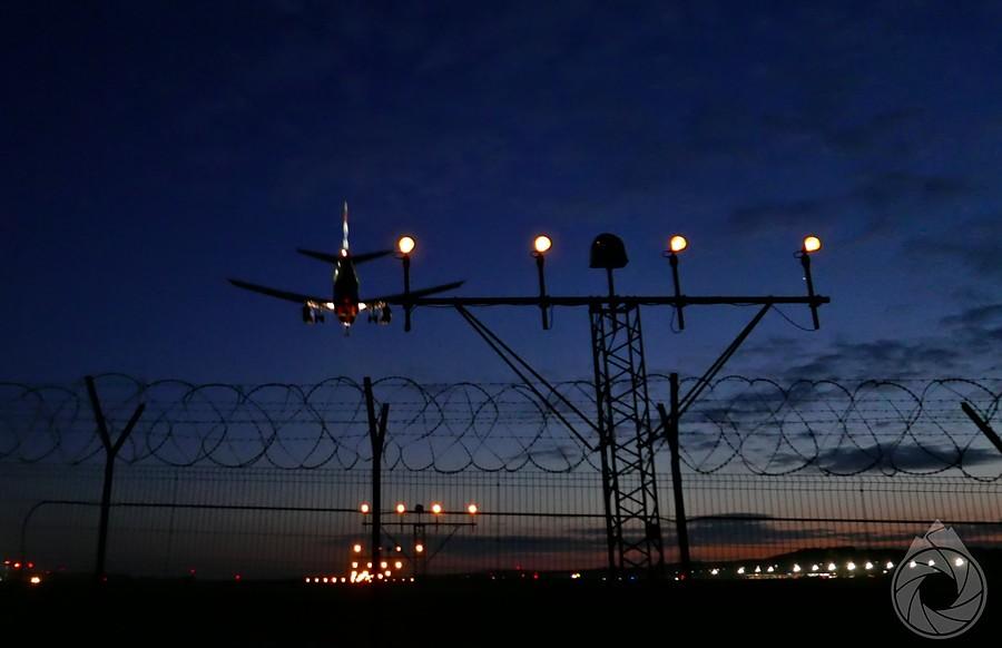 nocne dowożenie nowych Polaków na Balice