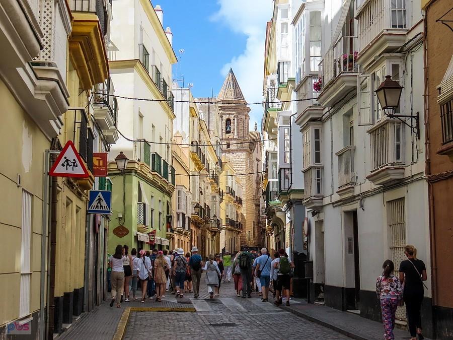 Uliczka Calle sagasta i wieża kościoła Iglesia de San Lorenzo