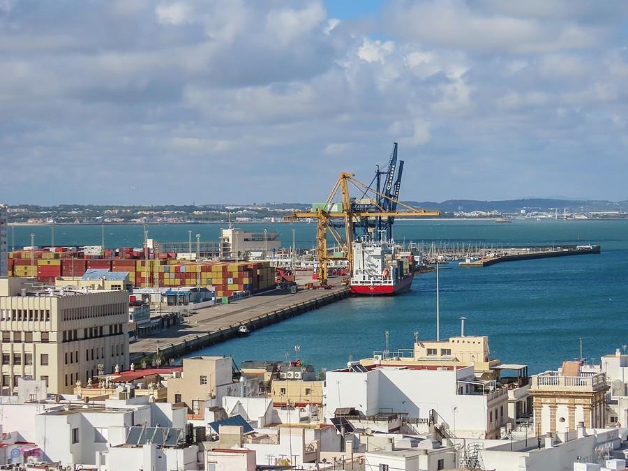 Przystań cargo portu w Kadyksie
