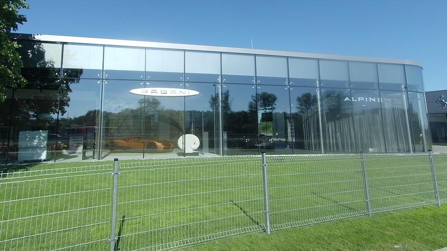 Szklany showroom Alpine