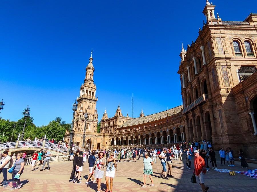 Turyści na Plaza de España