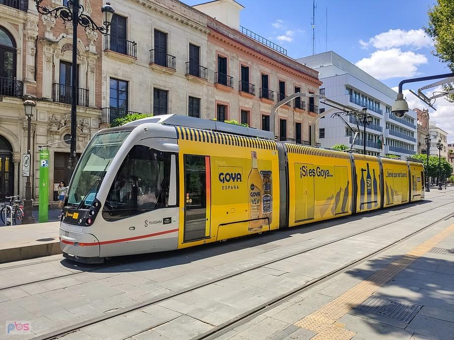 Tramwaj ładuje się na pętli Plaza Nueva