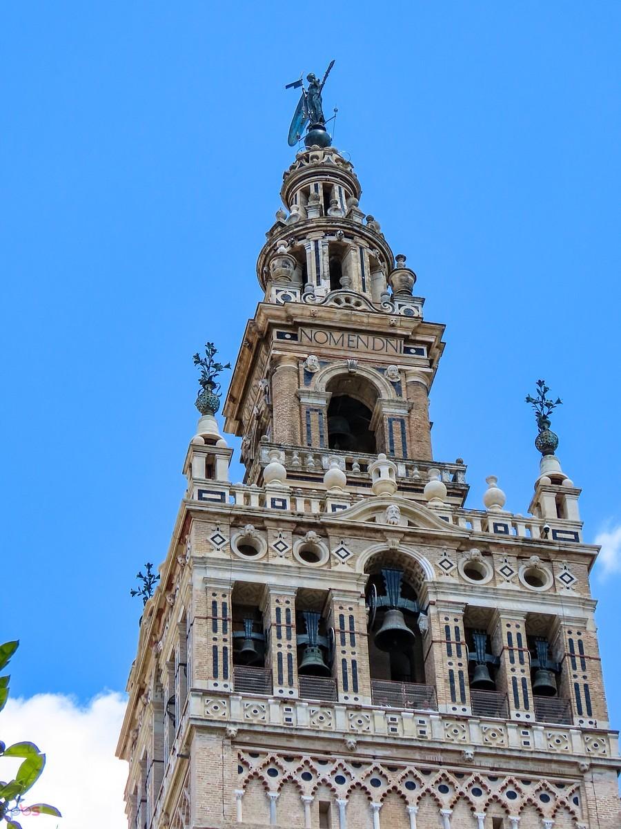 Giralda wysoka jest na 104 m