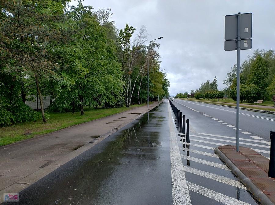 Na tej ddr przepchali chyba studzienkę, bo kałuża jest malutka jak na ilość opadów