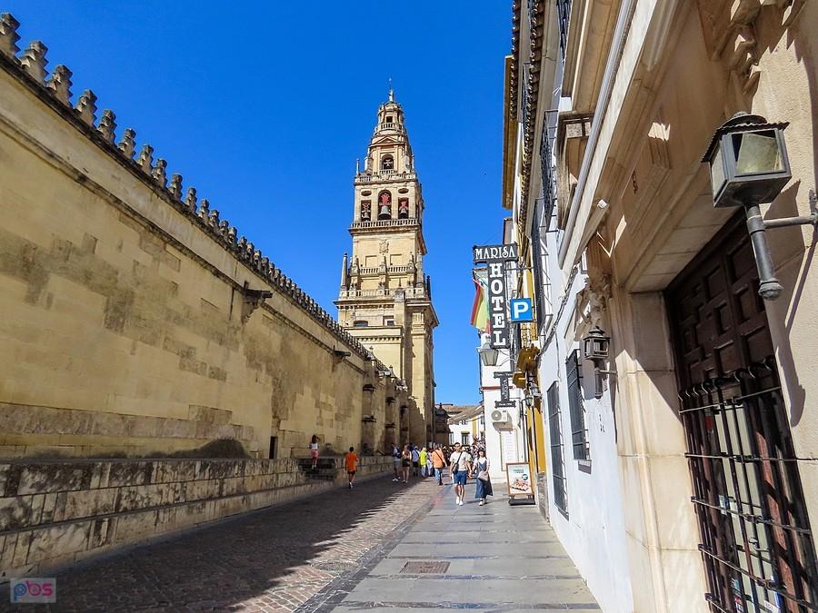 Kordoba -Calle del Cardenal Herrero przy płn. murze katedry
