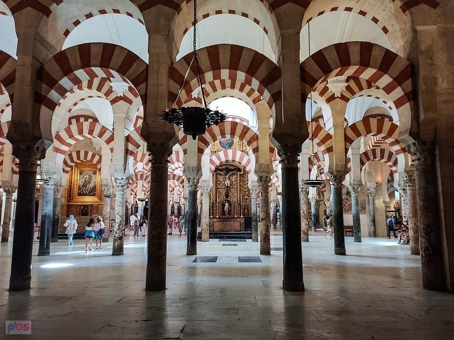 Wnętrze meczetu-katedry La Mezquita w Kordobie