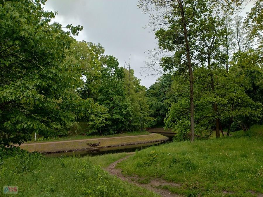 Fosa w parku na Forcie Bema