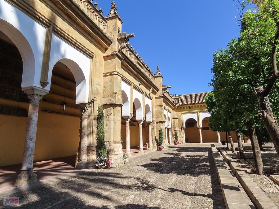 Kordoba Mezquita - wsch. mury dziedzińca z drzewami pomarańczowymi