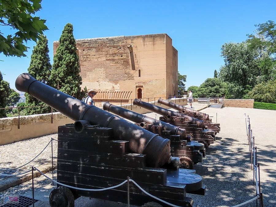 Grenada, Alhambra - armaty przy Torre de la Justicia