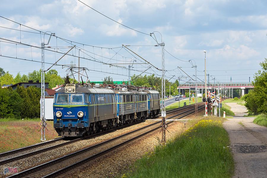 Szlak: Częstochowa Gnaszyn - Blachownia, linia D29-61. ET22-1137 wraz z "zimnymi" ET41-121 i ET22-1094 mijają Wyrazów, kierując się w stronę Herbów.