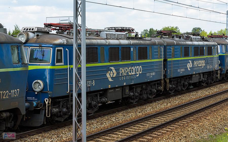 Szlak: Częstochowa Gnaszyn - Blachownia, linia D29-61. ET22-1137 wraz z "zimnymi" ET41-121 i ET22-1094 mijają Wyrazów, kierując się w stronę Herbów.