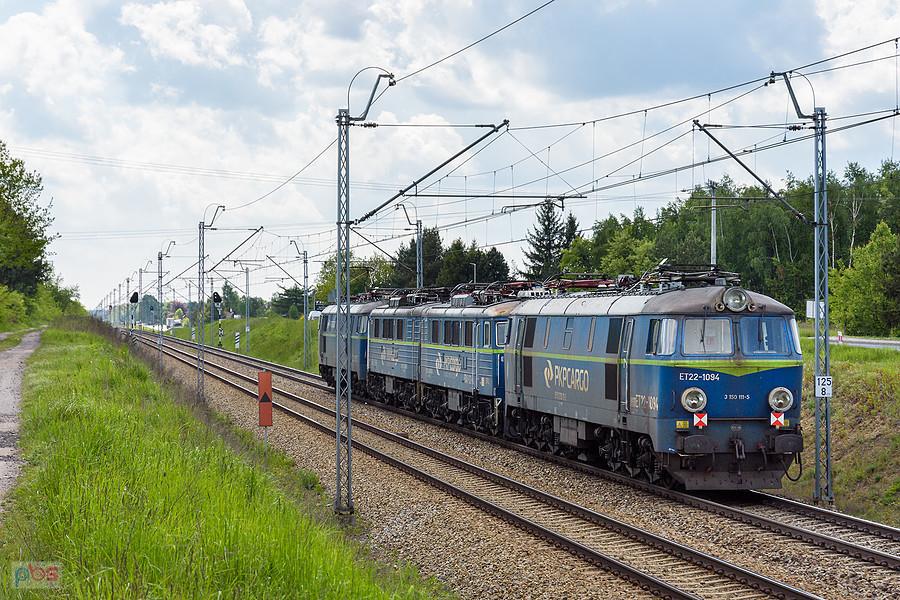 Szlak: Częstochowa Gnaszyn - Blachownia, linia D29-61. ET22-1137 wraz z "zimnymi" ET41-121 i ET22-1094 mijają Wyrazów, kierując się w stronę Herbów.