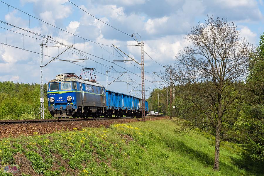 ET22-1058 opuścił stację w Blachowni, wyjeżdżając na szlak do Herbów Starych, linia D29-61.