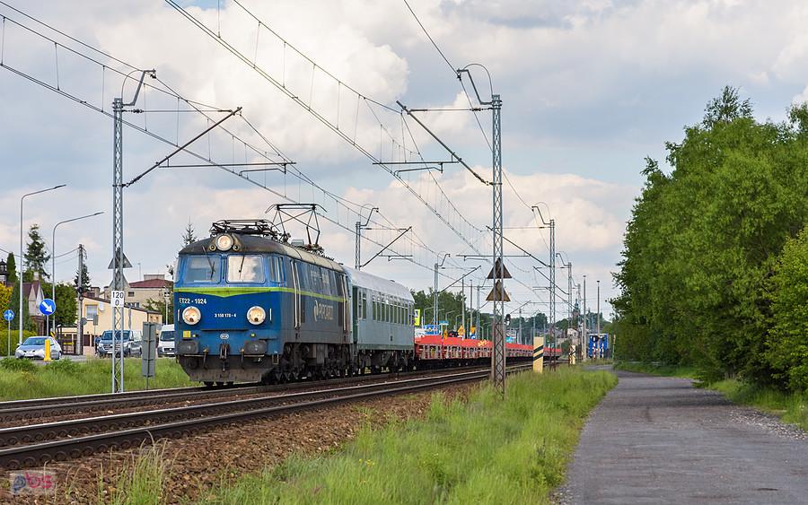 Szlak: Częstochowa Stradom - Częstochowa Gnaszyn, linia D29-61. ET22-1024 mija dzielnicę Gnaszyn-Kawodrza.