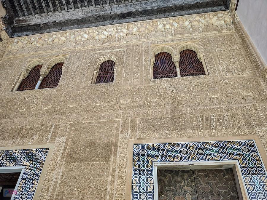 Grenada, Alhambra - fasada Torre de Comares od strony płd. Patio del Cuarto Dorado