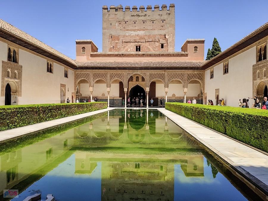 Grenada, Alhambra - Patio de los Arrayanes i wieża Torre de Comares