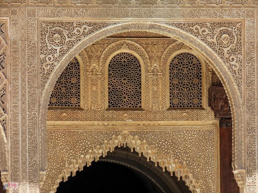 Grenada, Alhambra - misterne zdobienia fasady Torre de Comares od strony patio