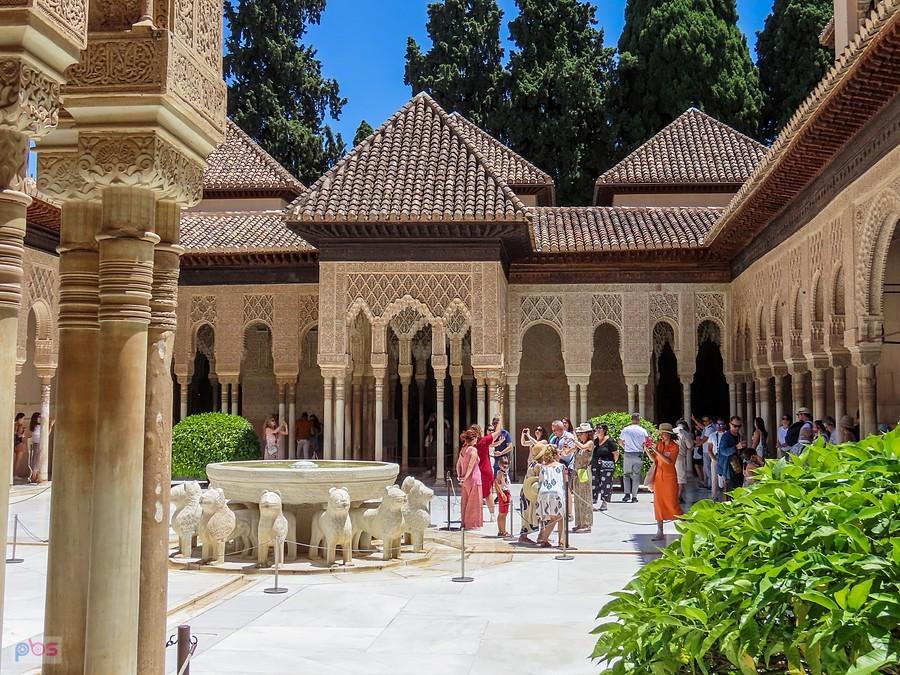 Grenada, Alhambra - z fontanną na Patio de los Leones zdjęcie jest obowiązkowe