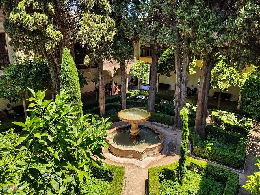 Grenada, Alhambra - Patio de Lindaraja zwany również Jardin de la Daraxa