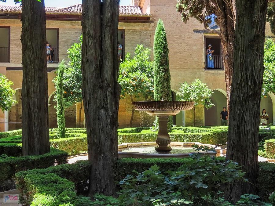 Grenada, Alhambra - fontanna w Jardin de la Daraxa