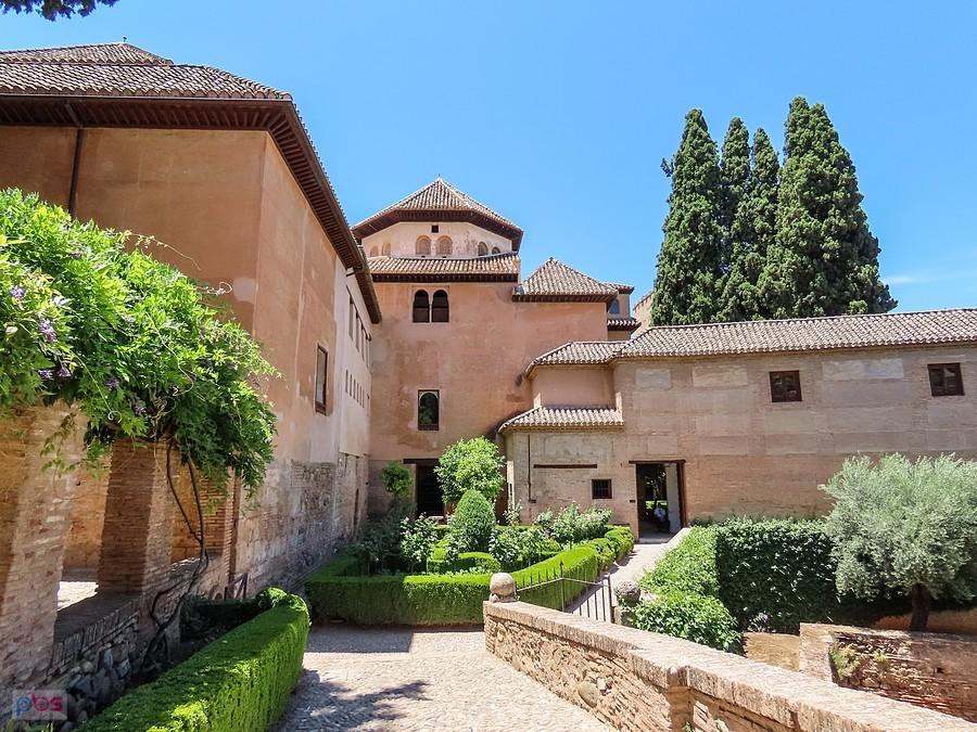 Grenada, Alhambra - kopuła i ściana zewnętrzna Pałacu Lwów