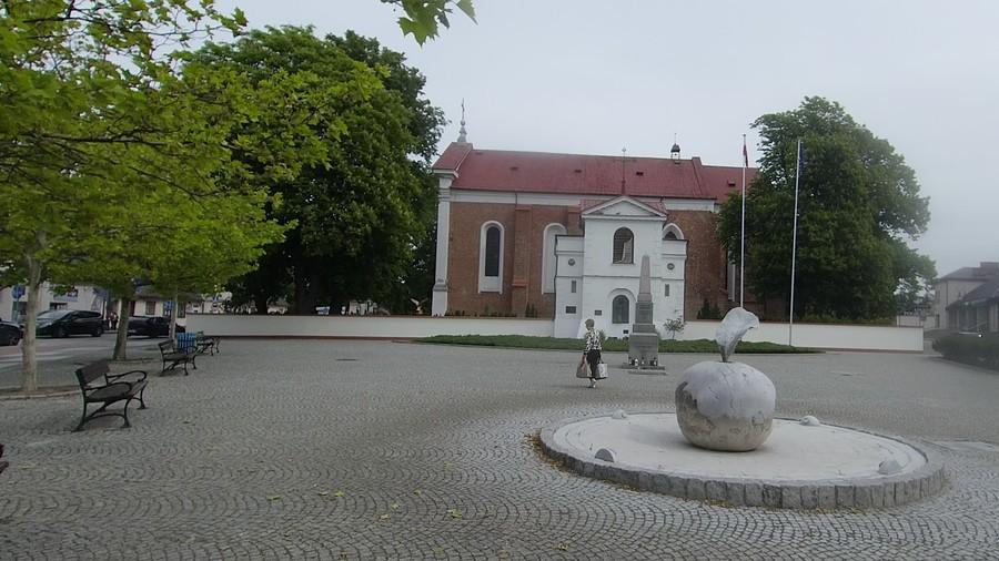 Fontanna - jabłko na Rynku w Tarczynie