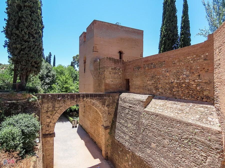 Grenada, Alhambra - wieża ciśnień, zwana też Królewską Wieżą Kanałową