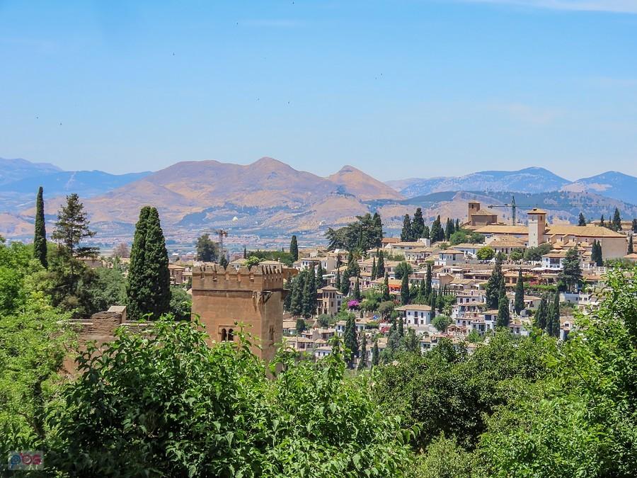 Grenada, Alhambra - na pierwszym planie wieża, Torre de los Picos