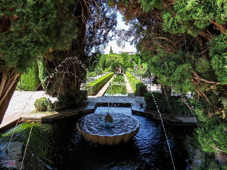 Generalife - są jednym z najstarszych zachowanych ogrodów mauretańskich