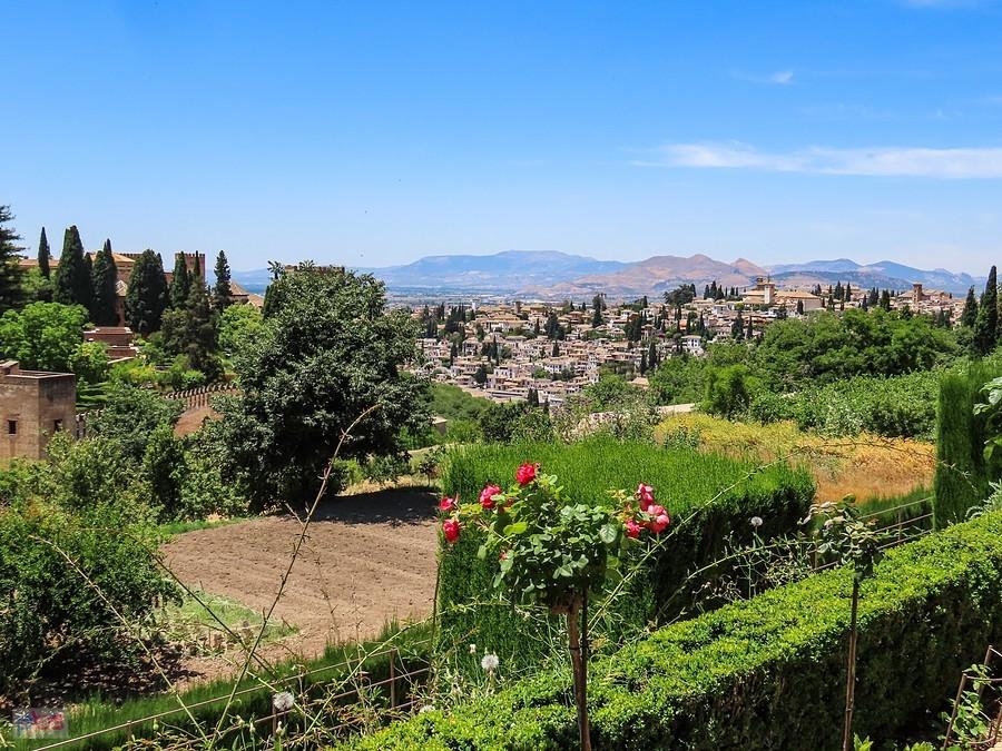 Grenada, Alhambra - widok z ogrodów Generalife na dzielnicę Albaicin