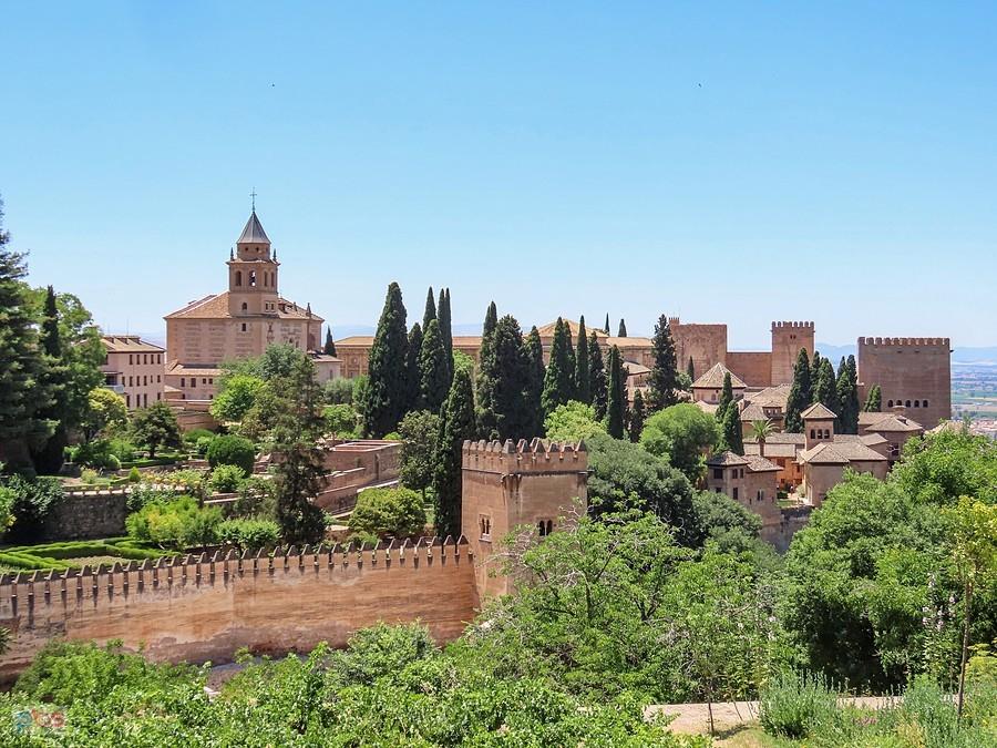 Alhambra z górującym kościołem Santa María de la Alhambra