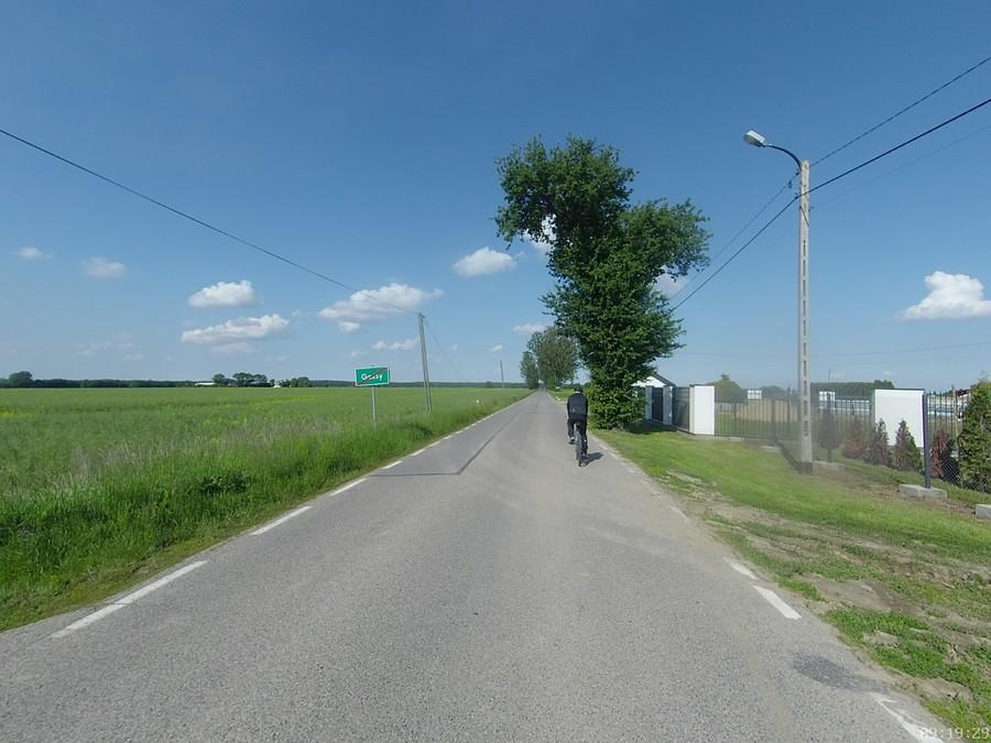 Rowerzysta na wiejskiej drodze