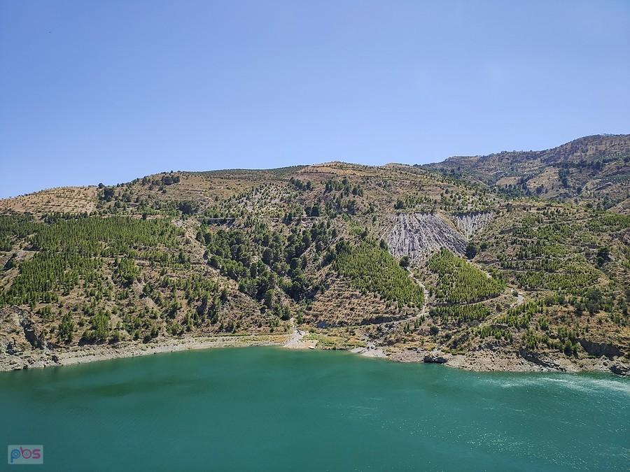 Rzeka Guadalfeo ma swoje źródliska w górach Sierra Nevada