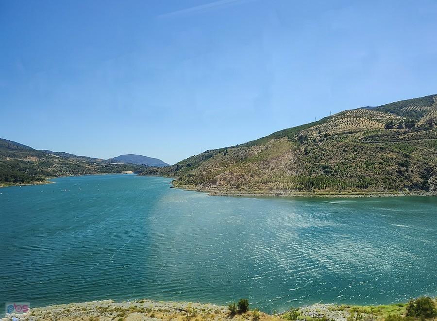 Zbiornik Embalse de Rules ma powierzchnię 345 hektarów. i pojemności 114 hm³