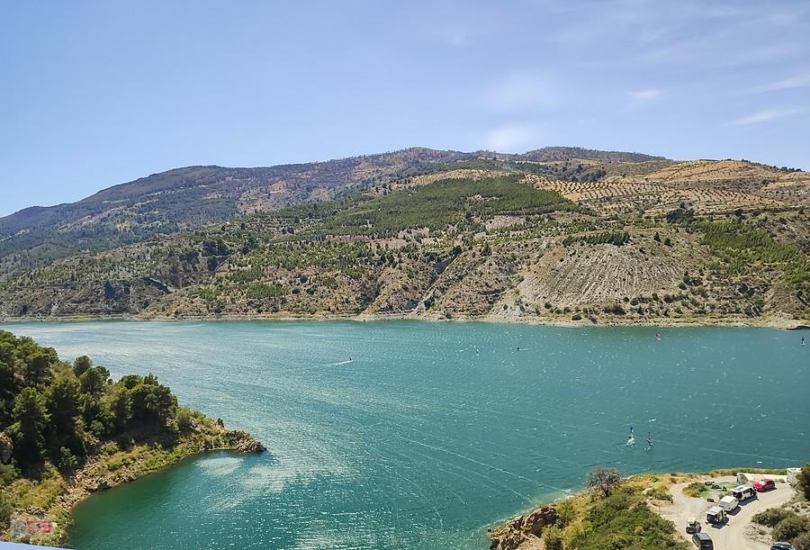 Ośrodek sportów wodnych na Embalse de Rules
