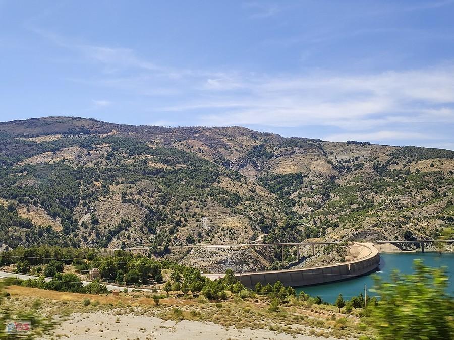Korona zapory Embalse de Rules