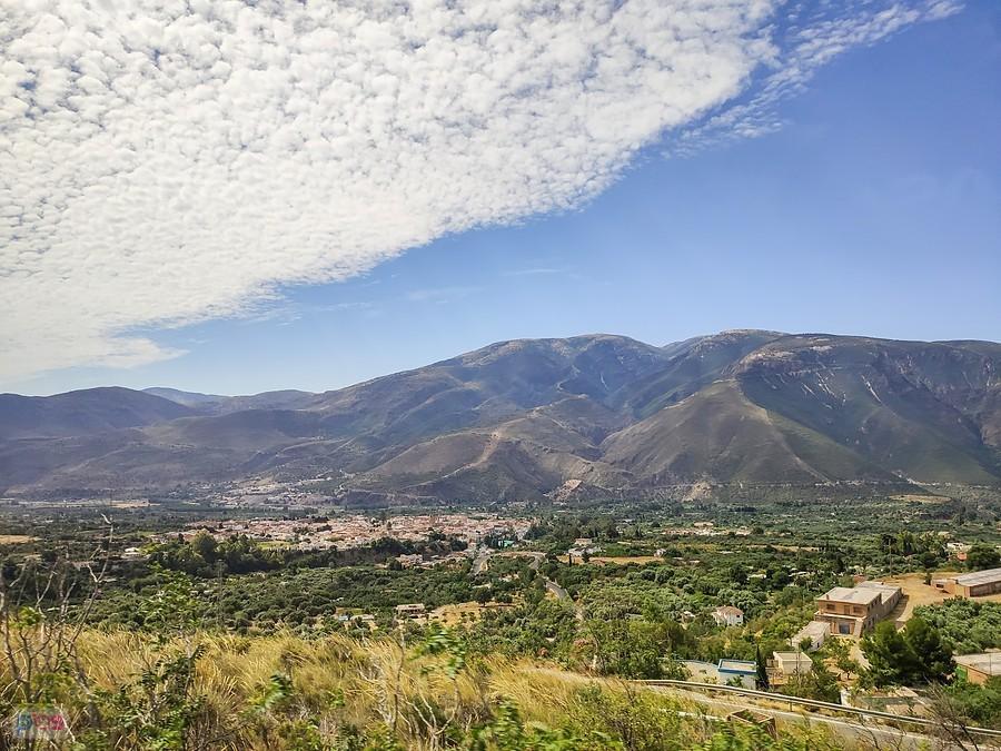 Miasteczko Órgiva i pasmo Sierra de Lújar