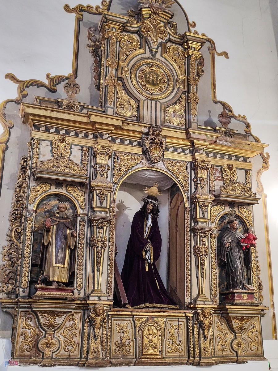 Jeden z ołtarzy bocznych kościoła Iglesia Parroquial de la Santa Cruz