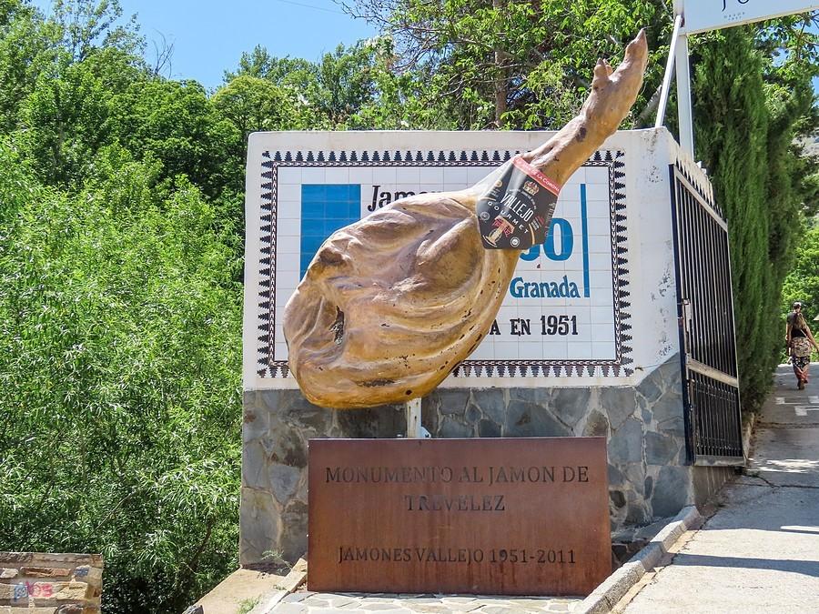 Szyneczka przed wejściem do wytwórni szynki Jamón de Trevélez