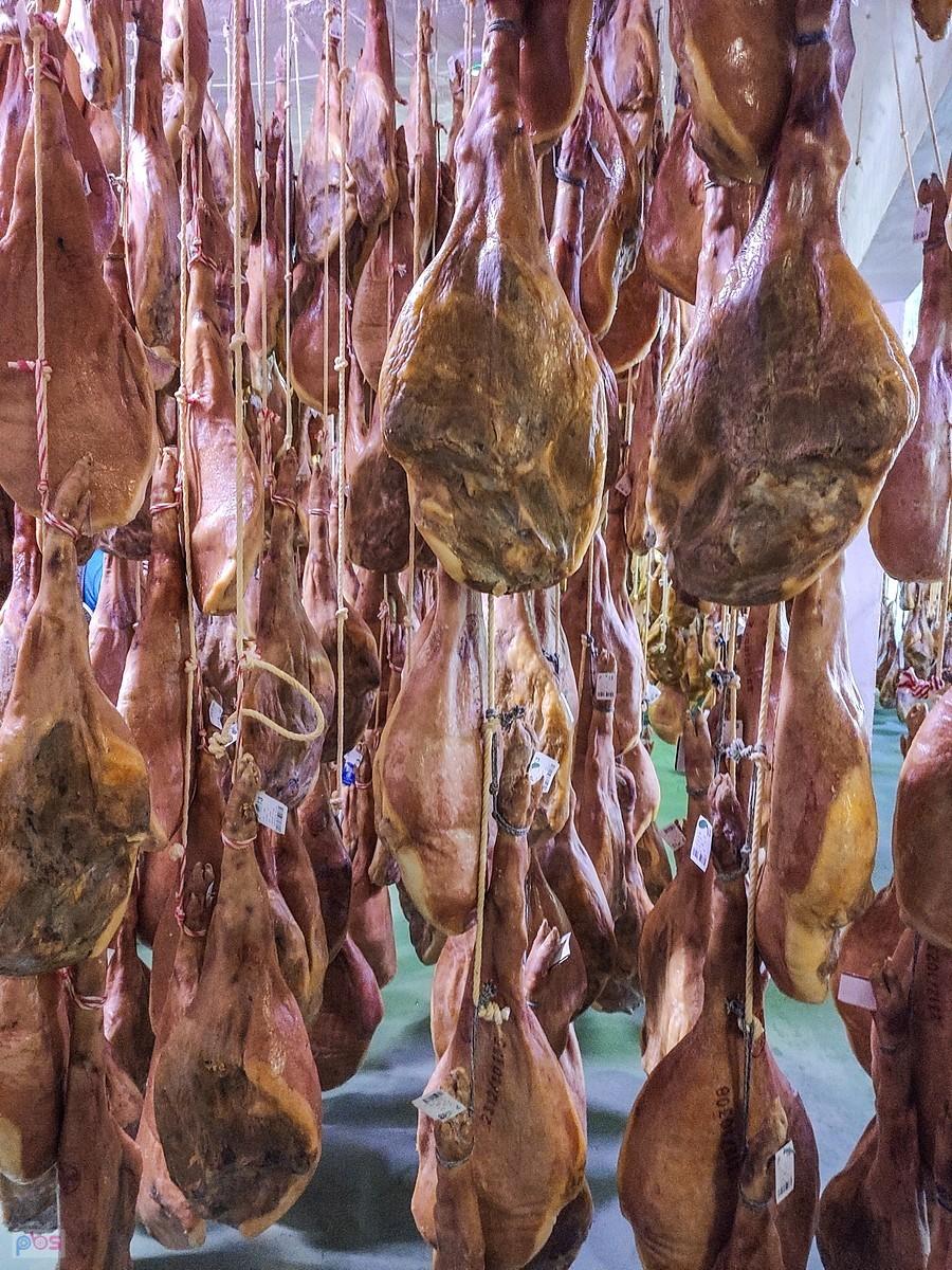 Jamón de Trevélez - szyneczki wystawione są na działanie górskiego powietrza przez 6 do 9 miesięcy