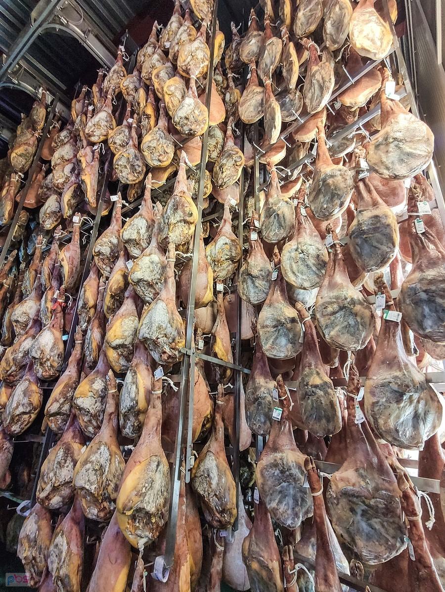 Jamón de Trevélez - im szyneczka bardziej dojrzała, tym w pomieszczeniu temp. leżakowania jest wyższa