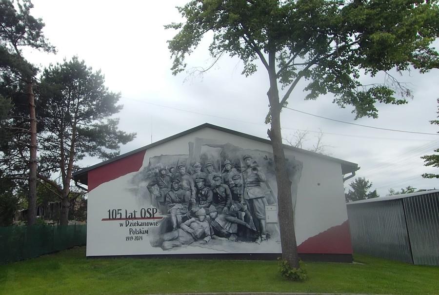 Mural w Dziekanowie Polskim