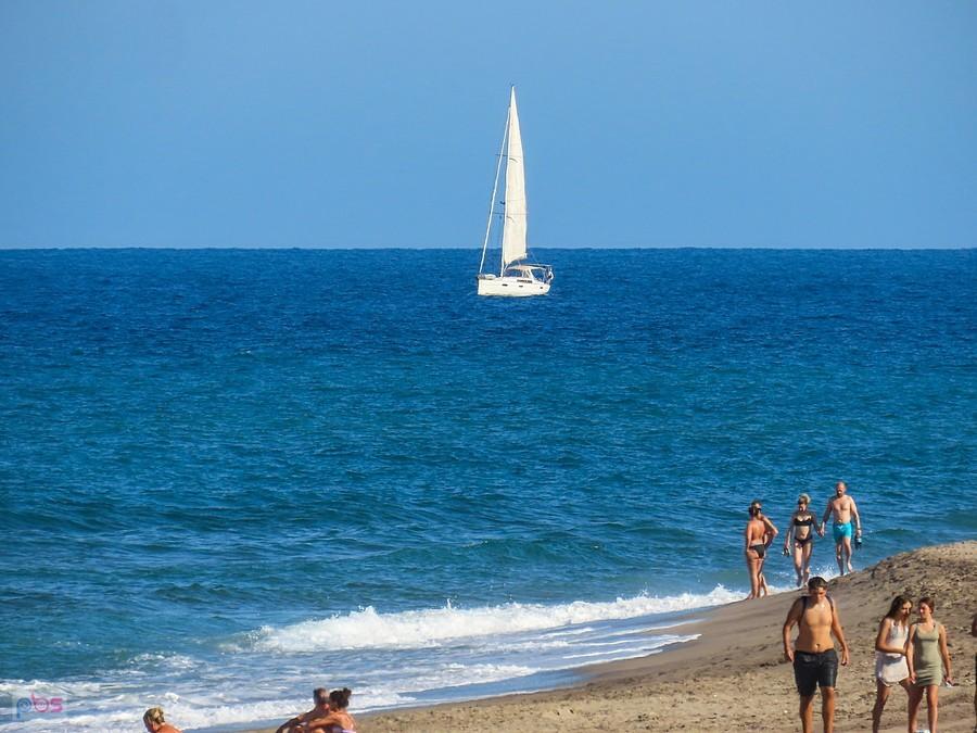 Jacht przy plaży w Mojacar
