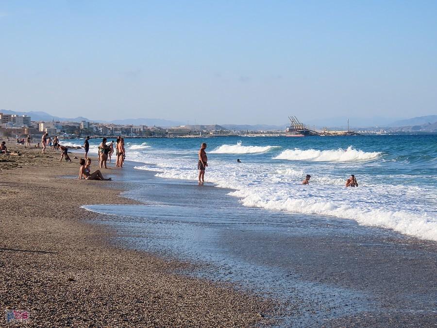 Plaża i daleko port w Garrucha
