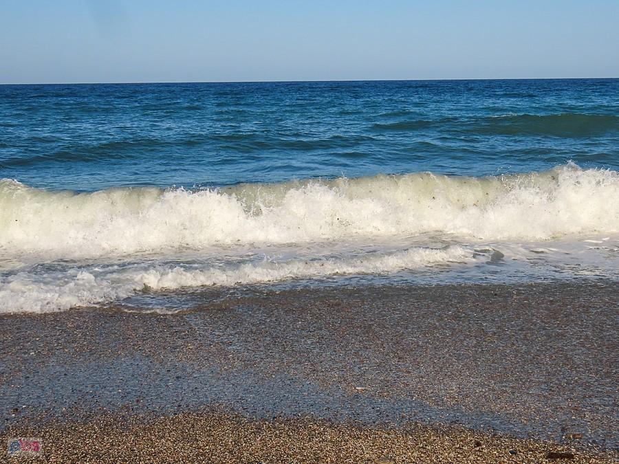 Plaża jest kamienista, tylko miejscowi kąpią się na bosaka