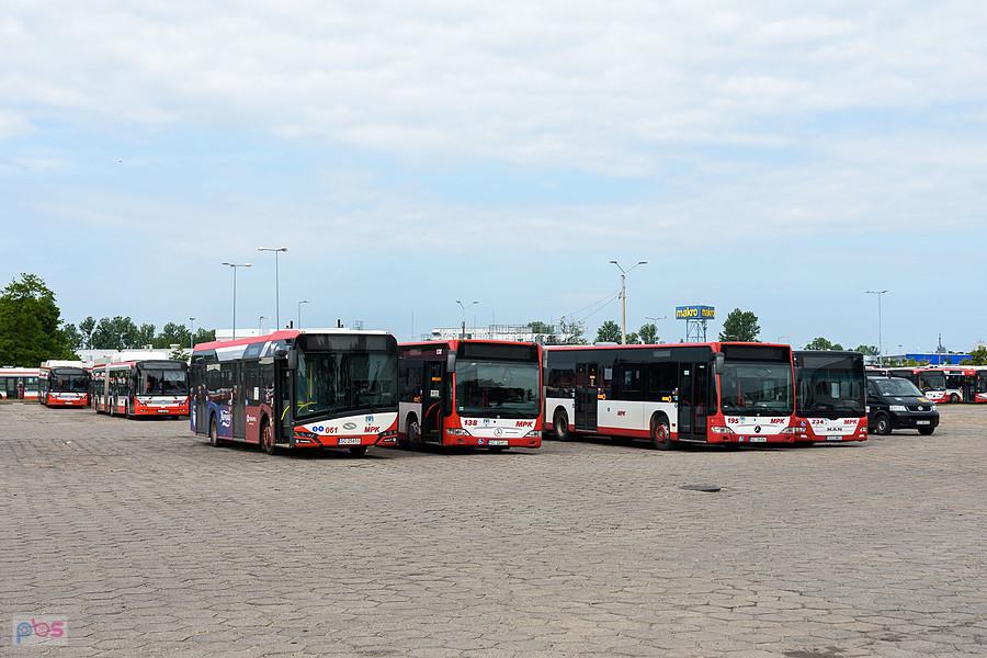 Dzień otwarty zajezdni MPK Częstochowa - 75 lat, kolejno: Solaris Urbino 12 #061 Mercedes-Benz O530 II #138, Mercedes-Benz O530G #195, MAN NG323 Lion`s City GL #234