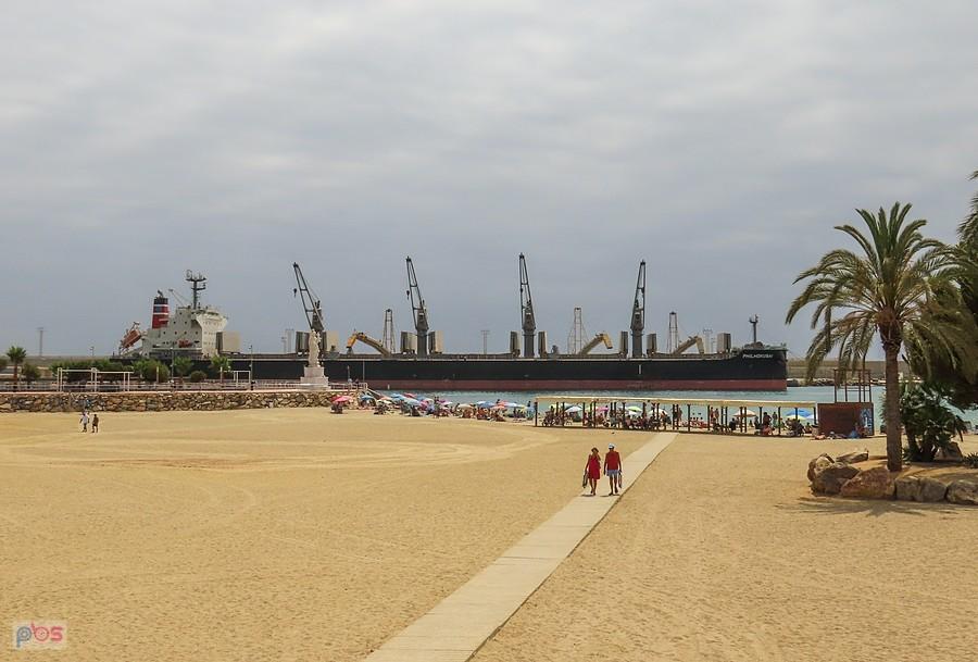 Miejska plaża w Garrucha sąsiaduje z portem