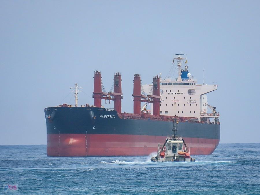 Następny kolos jest ustawiany na redzie portu w Garrucha